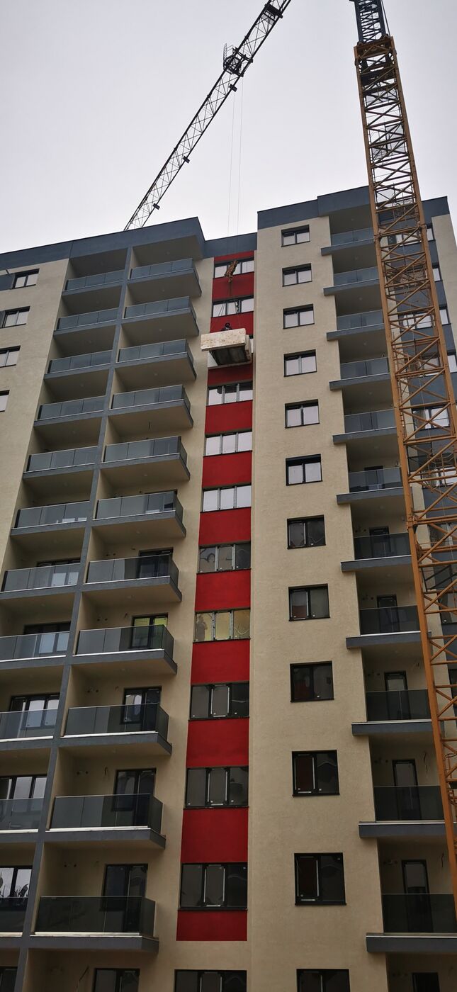 Bloc înalt cu fațadă finisată